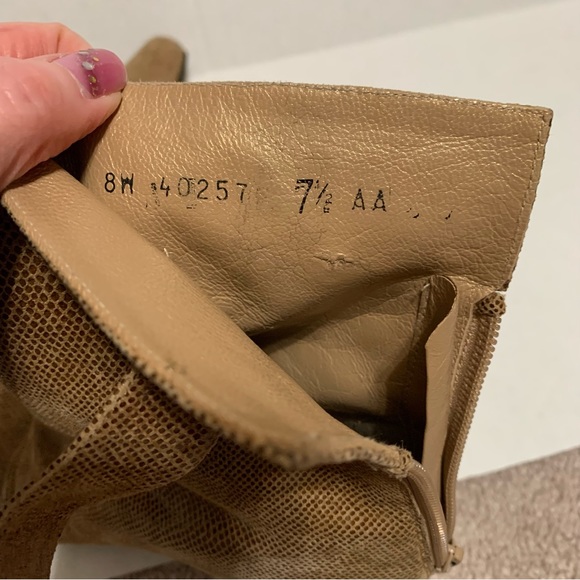 Stuart Weitzman Tan Suede Snip Toe Heeled Booties Women’s Size 7.5 AA Narrow - Picture 8 of 9